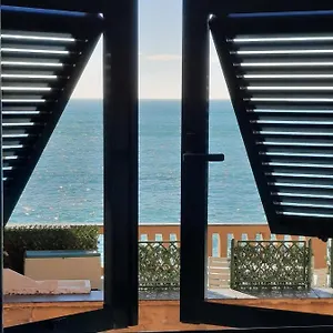 romantic-sea-view-flat-in-genova-nervi.hotelitalianriviera.com/